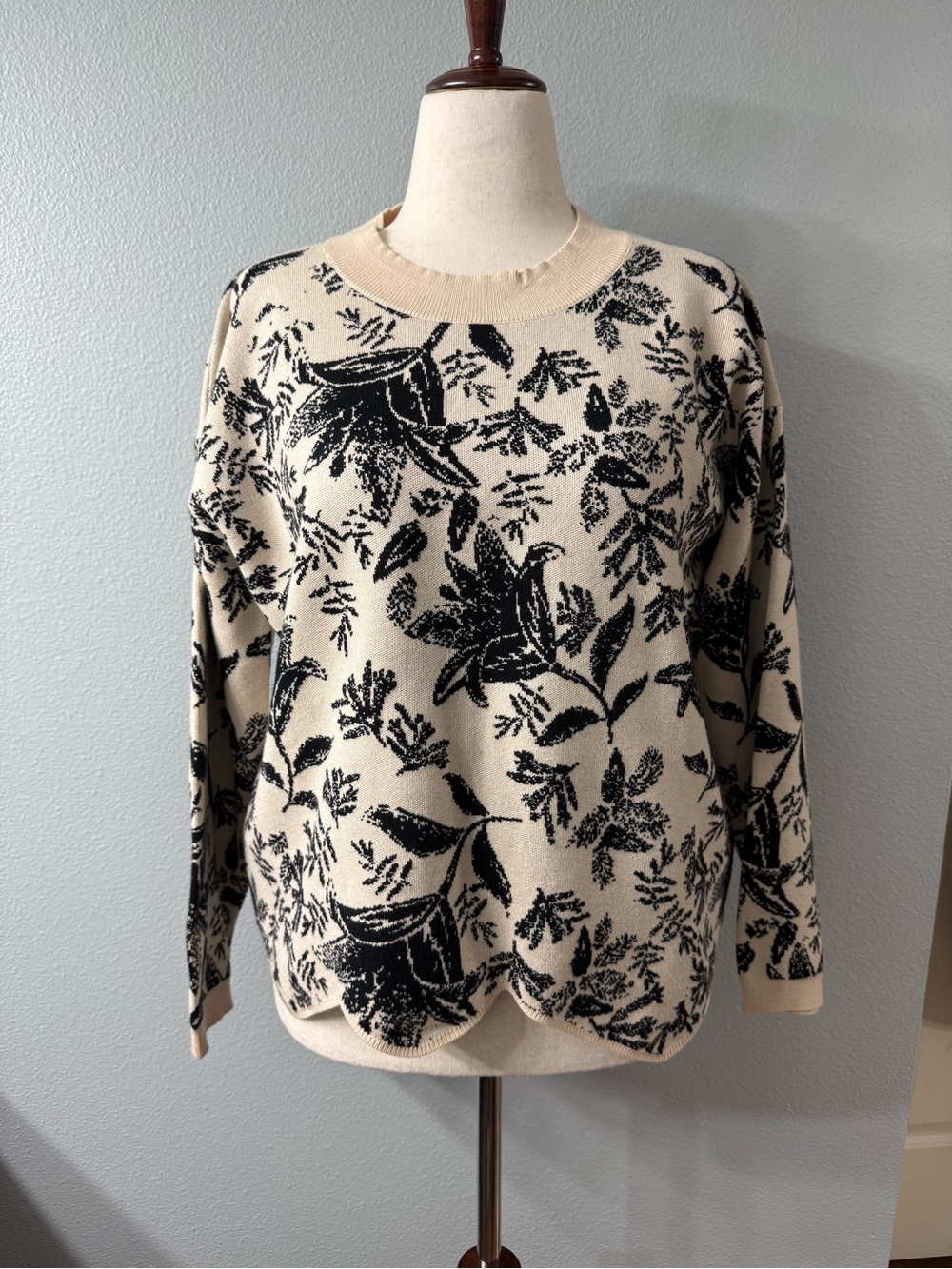 See and Be Seen Floral Scalloped Hem Sweater Top Large Black Tan NWT